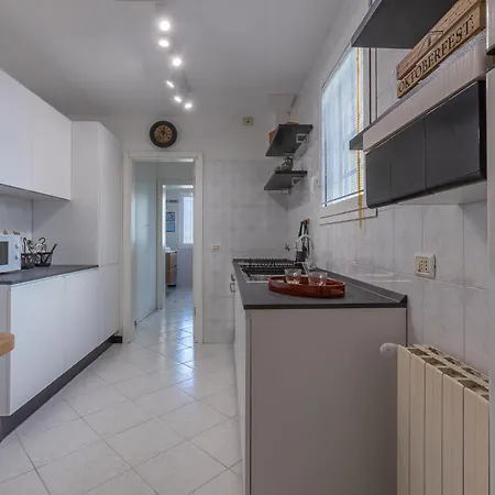 Guesthost - Saragozza Modern Appartement *