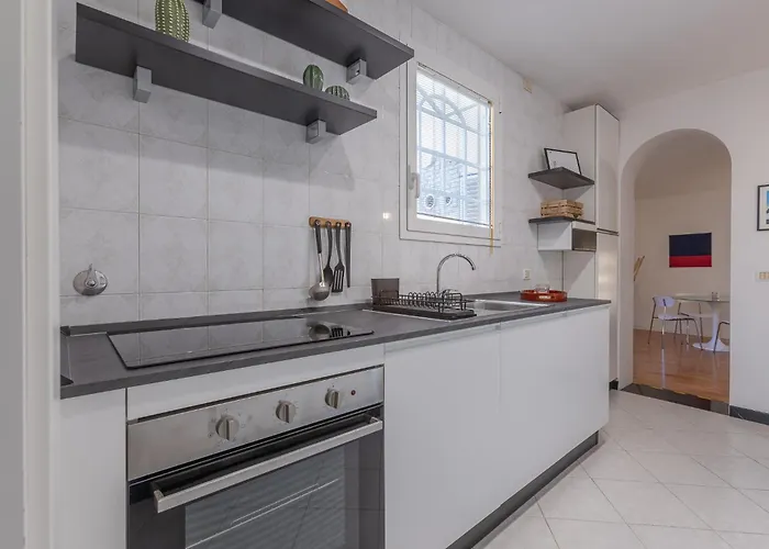 Guesthost - Saragozza Modern Apartament Bolonia